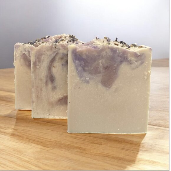 🐝 Handcrafted Buttermilk & Honey Soap – Lavender Scented 5.1 oz - Picture 1 of 3